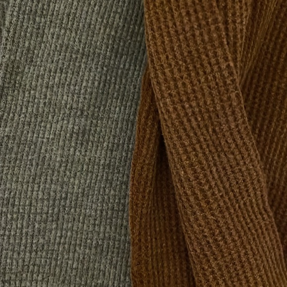 Two thermal shirts - Picture 4 of 4